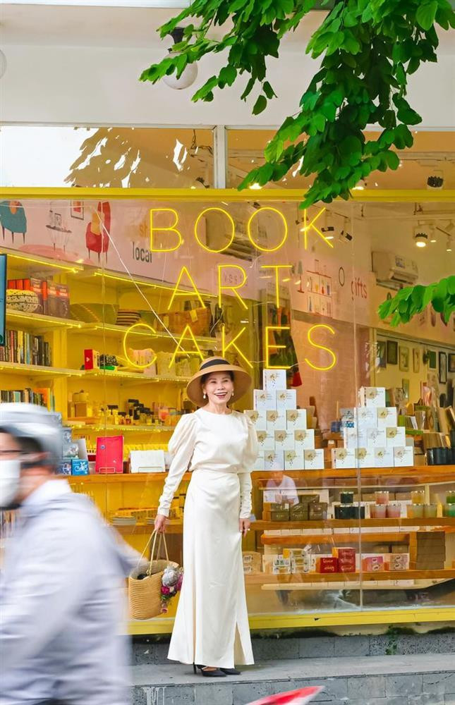 iện chiếc váy trắng dài chấm gót, mẹ Hà Hồ phối cùng mũ và túi cói khoe vẻ rạng rỡ.