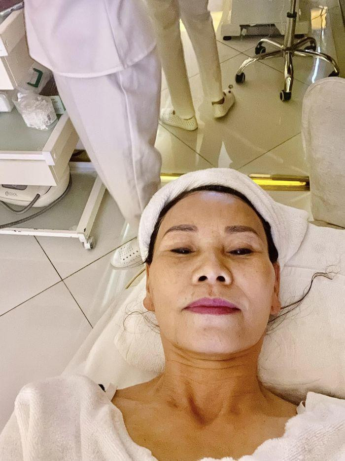 à Hương rất chịu khó chăm sóc vẻ ngoài, thường xuyên đi spa dưỡng da.