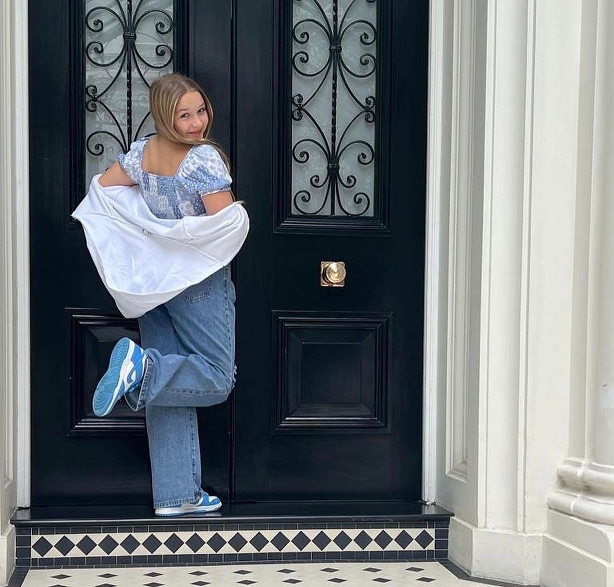 Thừa hưởng gen từ mẹ, Harper từ nhỏ đam mê trang điểm, hội họa, bên cạnh đó cũng sớm bộc lộ năng khiếu thời trang khi tự phối quần áo mà không cần sự tư vấn từ mẹ. Mỗi ngày, cô bé dành khoảng 20 phút để lựa chọn quần áo. Tủ đồ của công chúa nhỏ toàn những thương hiệu nổi tiếng như Chanel, Burberry, Gucci, Stella McCartney Kids...