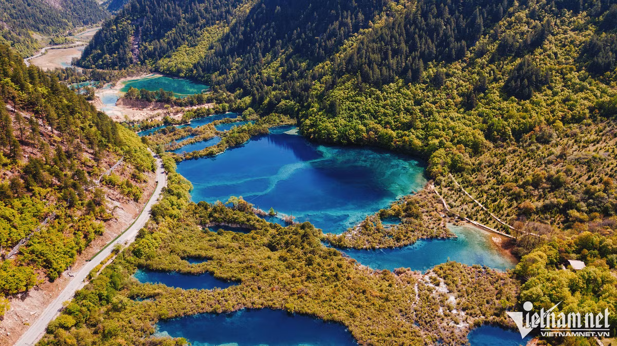 Cảnh sắc nơi đây hấp dẫn du khách quanh năm khi bốn mùa mang những vẻ đẹp khác nhau.