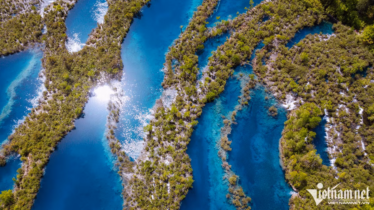 Cửu Trại Câu nằm ở độ cao từ 1.990m đến 4.764m so với mực nước biển. Phong cảnh địa danh này ngoạn mục theo từng mùa và là một trong những địa điểm đẹp nhất Trung Quốc.