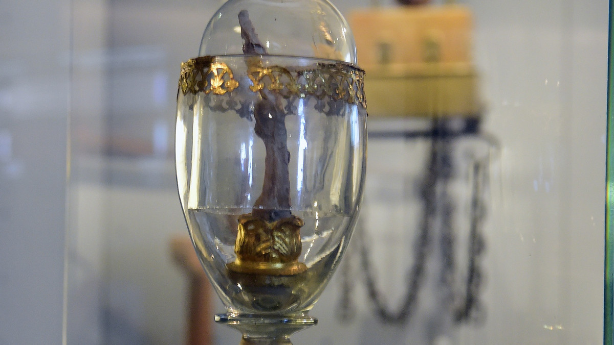 Ngày nay, ngón tay giữa của ông được đặt trong một trứng thủy tinh nhỏ giữa các nam châm và ống nhòm. Đây là hiện vật duy nhất là một phần cơ thể con người ở bảo tàng hoàn toàn dành cho những thiết bị khoa học. Ảnh: AO.