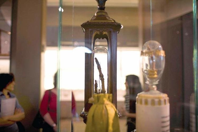 Từ đó, ngón giữa, ngón trỏ, ngón cái và răng của Galileo được để chung trong một lồng kính. Du khách có thể đến thăm bảo tàng và chiêm ngưỡng những hiện vật có lịch sử kỳ lạ này. Ảnh: Bendbulletin.