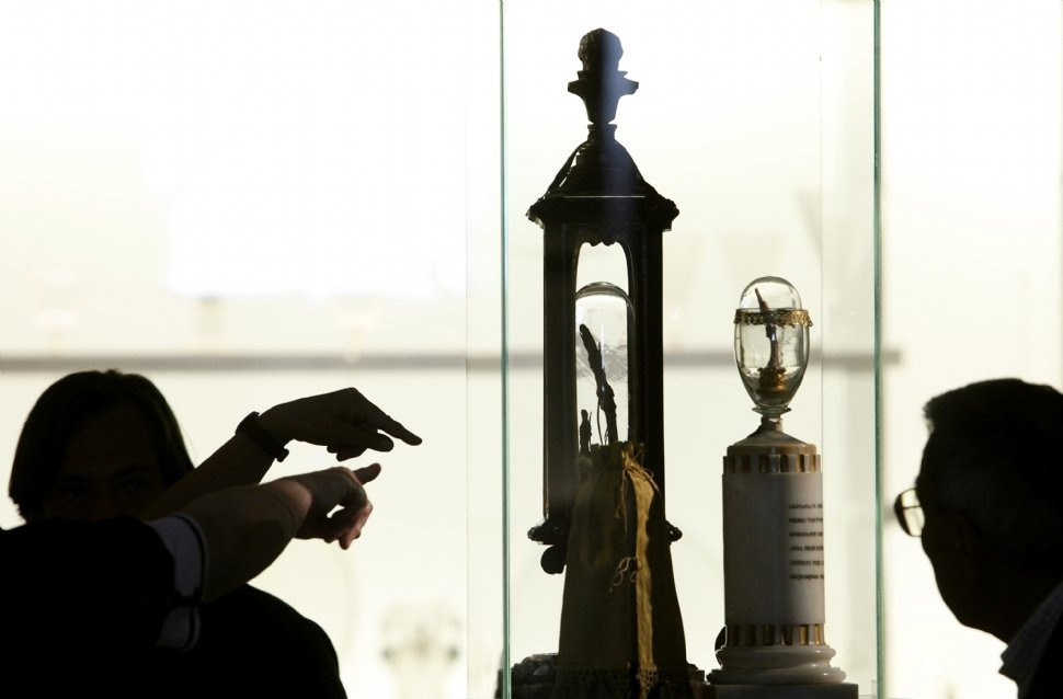 Năm 2009, thêm hai ngón tay và một chiếc răng của Galileo được tìm thấy ở một cuộc bán đấu giá. Chúng biến mất vào năm 1905, và hoàn toàn không ai rõ tung tích trong suốt hơn 100 năm. Ảnh: AO.