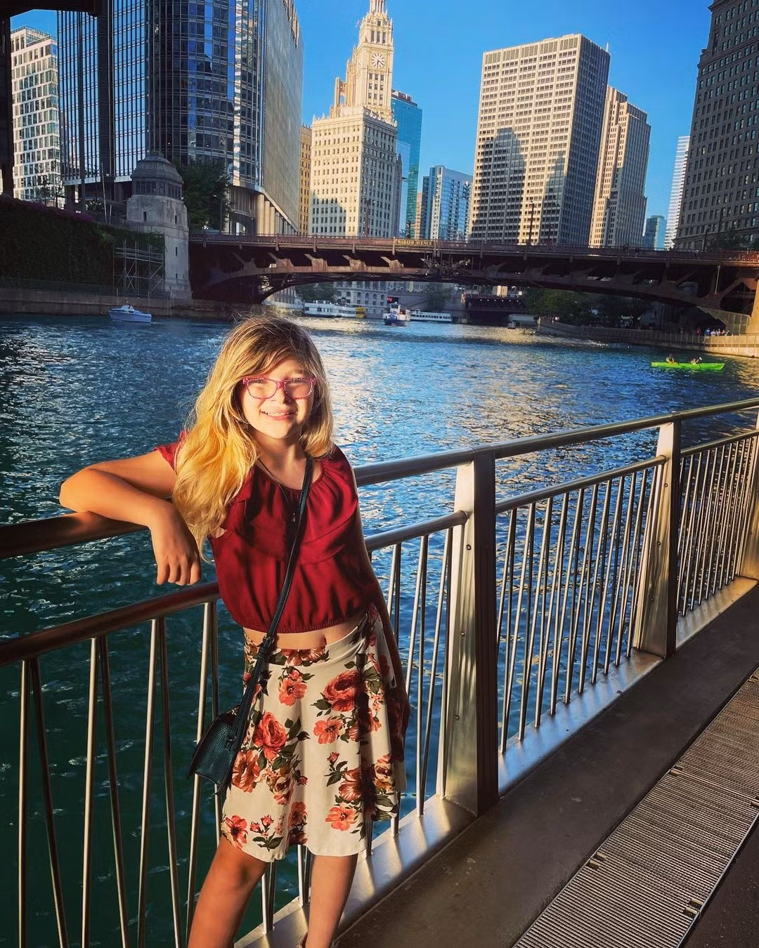 Khi mới 7 tuổi, Noella có buổi trình diễn đầu tiên tại Tuần lễ thời trang Chicago, theo Forbes. Từ lúc mới biết đi, Noella đã không thích mặc quần áo con trai. Sau đó, Dee cho biết gia đình đã quyết định đưa cô bé đến phòng khám giới tính.