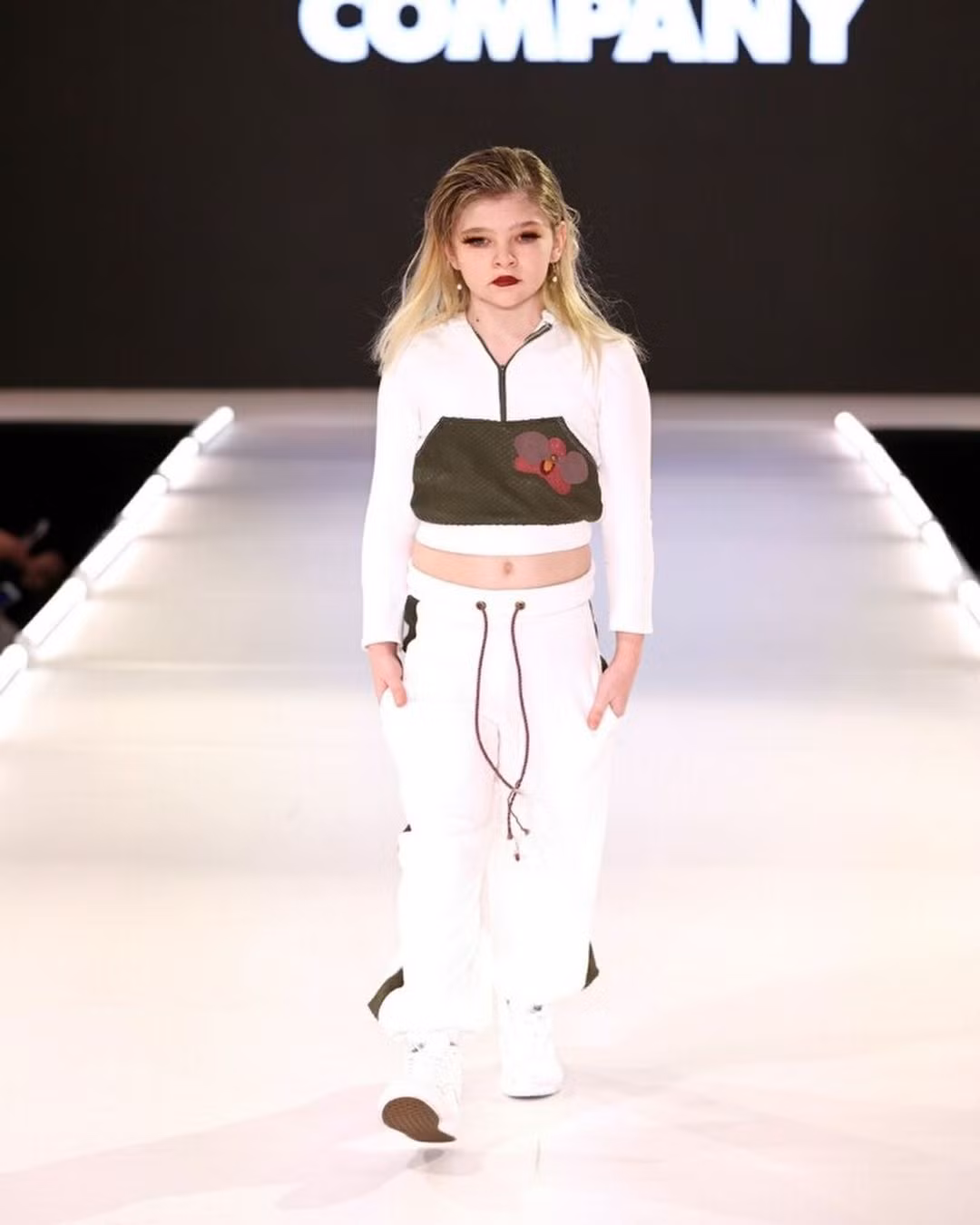 Noella chưa từng trải qua lớp đào tạo người mẫu chuyên nghiệp. Cơ duyên làm người mẫu của cô bé bắt đầu khi được bạn bè thông báo về buổi casting cho các nhà thiết kế tại quê nhà. Sau đó, cô bé rất hứng thú và tự tìm các video trên Internet để học hỏi.