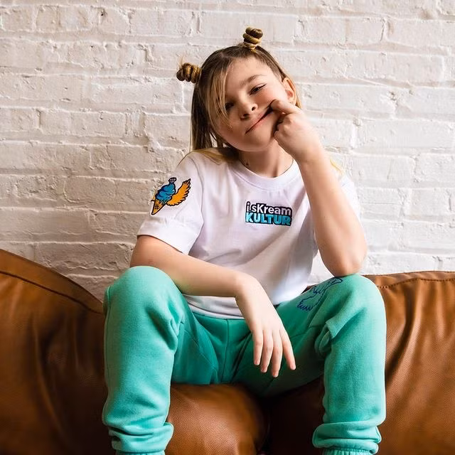 Họ nhận ra Noella cảm thấy thích thú khi trở thành bé gái và không hề thúc ép con. Dee nói thêm: “Lúc 2 tuổi, con bé nói với chúng tôi rằng mình không phải là con trai. Lúc 4,5 tuổi, cô bé bộc lộ rõ hơn. Đến năm 7 tuổi, con bé chính thức chuyển đổi hợp pháp”.