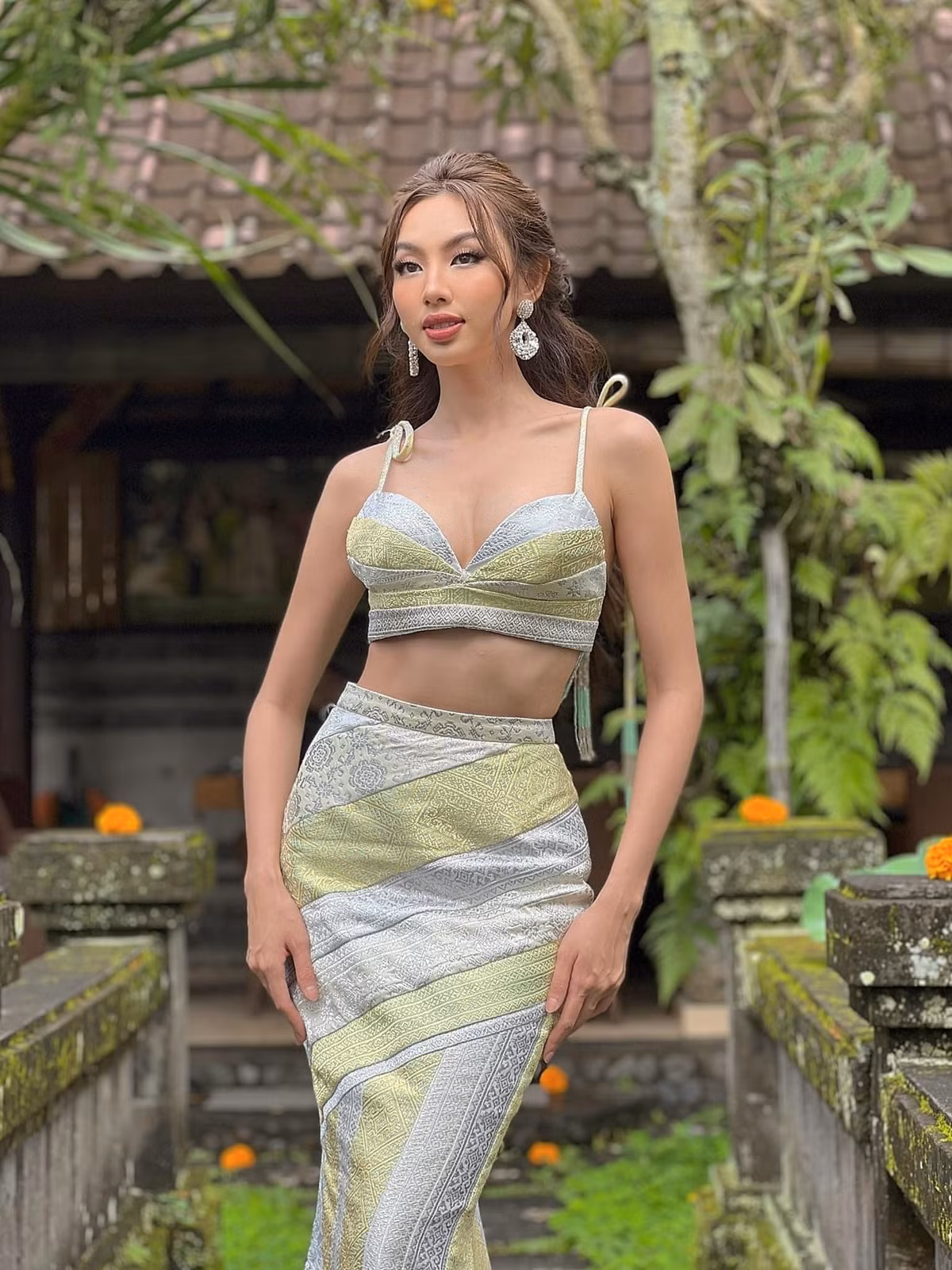 Với thế mạnh eo thon, Thùy Tiên không ngại diện đầm khoe vòng hai, đa dạng trang phục từ NTK nước ngoài lẫn Việt Nam. Ảnh: FBNV.