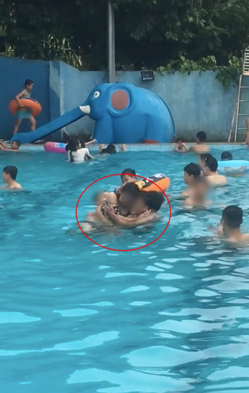 Xôn xao clip trốn người yêu đi bơi, gái xinh ngụp lặn với 3 chàng trai Xon xao clip tron nguoi yeu di boi, gai xinh ngup lan voi 3 chang trai