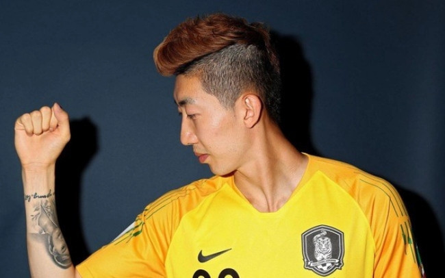 Thậm chí anh còn xăm hình gương mặt vợ lên cánh tay phải.