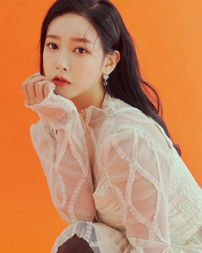 Jo Yu Min và Soyeon hơn kém nhau 9 tuổi nhưng chuyện tình của họ vẫn nhận được sự ủng hộ từ hai bên gia đình.