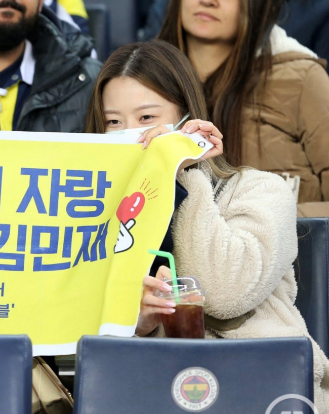 Cô thường xuyên đến thăm ông xã khi thi đấu xa hay có mặt tại khán đài cổ vũ.