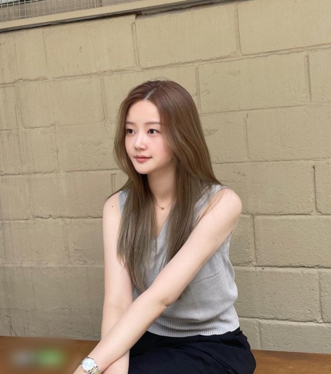 Qua một số khoảnh khắc có thể thấy vợ của cầu thủ 9X sở hữu nhan sắc xinh đẹp, gương mặt nhỏ nhắn cùng vóc dáng thon thả.