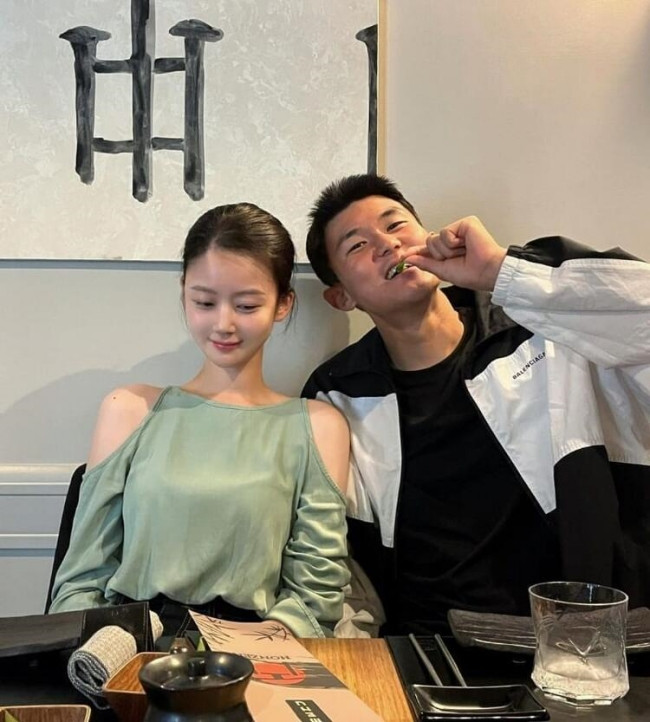 Tuy nhiên, việc Kim Min-jae quá nổi tiếng khiến bà xã anh chịu nhiều áp lực. Không ít người hâm mộ quá khích đã tìm kiếm thông tin của vợ anh và để lại bình luận khiếm nhã khiến cầu thủ 9X bức xúc và lên tiếng bảo vệ vợ.