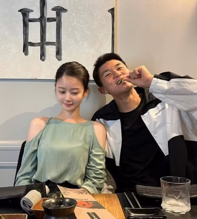 Tuy nhiên, việc Kim Min-jae quá nổi tiếng khiến bà xã anh chịu nhiều áp lực. Không ít người hâm mộ quá khích đã tìm kiếm thông tin của vợ anh và để lại bình luận khiếm nhã khiến cầu thủ 9X bức xúc và lên tiếng bảo vệ vợ.