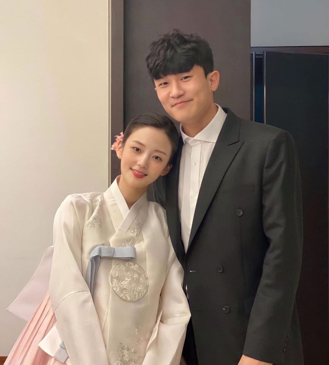 Theo đó, cầu thủ sinh năm 1996 công khai hình ảnh bà xã từ hồi 2020.