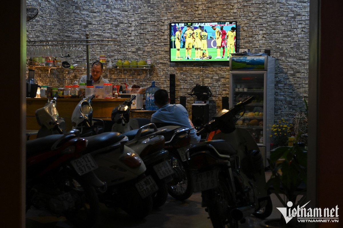 Nhiều quán đến giờ cất xe vào nhà nhưng vẫn phải mở kênh bóng đá để phục vụ những vị khách đặc biệt.
