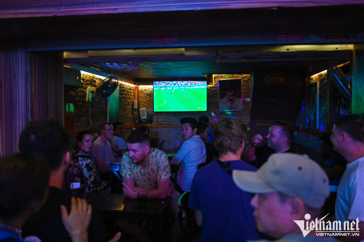 Trên nhiều tuyến phố thủ đô, người đi đường không khó để bắt gặp hình ảnh màn hình tivi, máy chiếu và người hâm mộ theo dõi trận đấu. Dịp này các quán cà phê tận dụng cơ hội kinh doanh thêm về đêm.