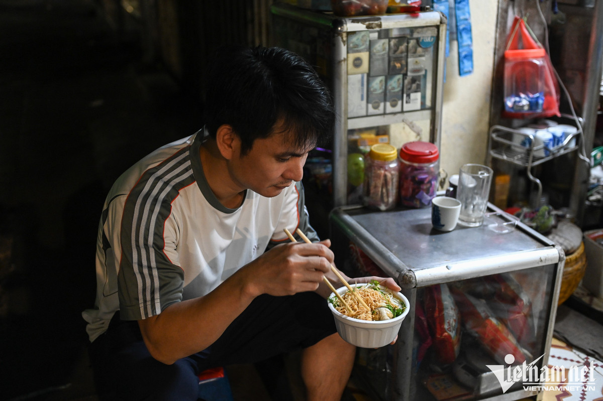 Không khí World Cup còn sôi động ở các khu dân cư. Nhiều gia đình ngủ muộn hơn những ngày trước. Anh Nguyễn Đình Thắng (phố Huế, quận Hai Bà Trưng) tranh thủ ăn mì tôm lót dạ trong lúc nghỉ giữa hiệp.