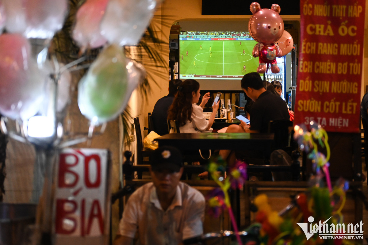 Phố Tạ Hiện (quận Hoàn Kiếm) vốn nổi tiếng sôi động về đêm, hôm nay, các quán ăn nhậu cũng sáng đèn và phần lớn đều lắp đặt máy chiếu, tivi... để du khách theo dõi các ngôi sao bóng đá thế giới thi đấu.