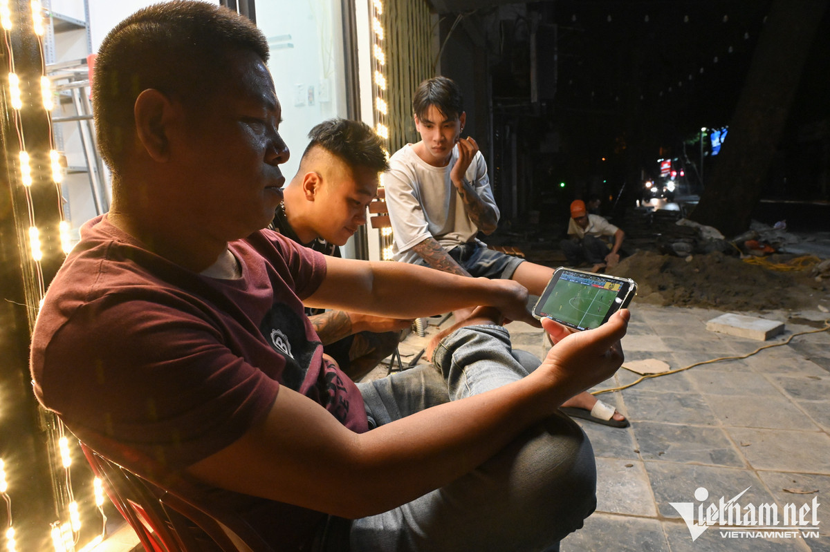Anh Hoàng Tùng ngồi xem bóng đá cùng bạn bè ngay trước vỉa hè nhà mình. Anh cho biết, hâm mộ đội bóng Đức và Brazil. "World Cup thì năm nào cũng sôi động. Vui nhất là có người ngồi xem cùng. Chỉ bất tiện là xem trên điện thoại đôi lúc đường truyền kém nên bị gián đoạn", anh Tùng nói.