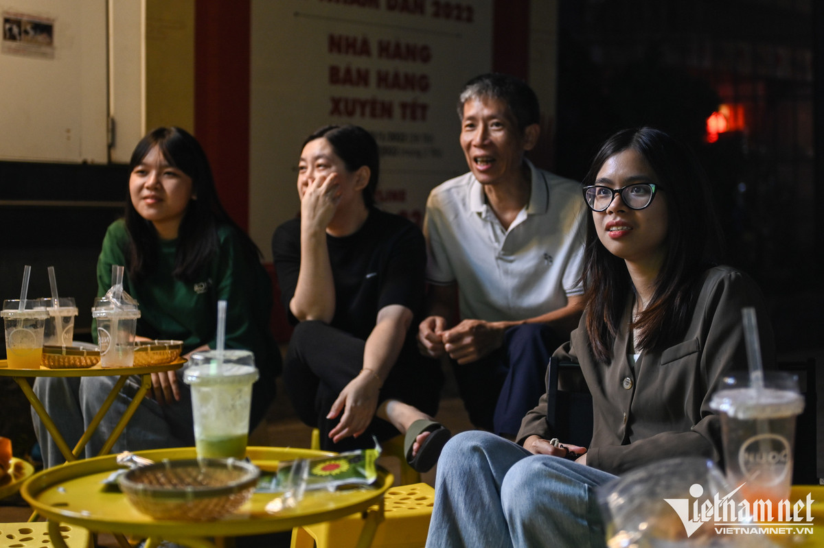 Khánh Linh cũng là người hâm mộ bóng đá. Hôm nay cô có việc ra ngoài nên đã chọn vào quán có màn hình lớn và máy chiếu để vừa uống nước vừa theo dõi trận đấu mở màn.