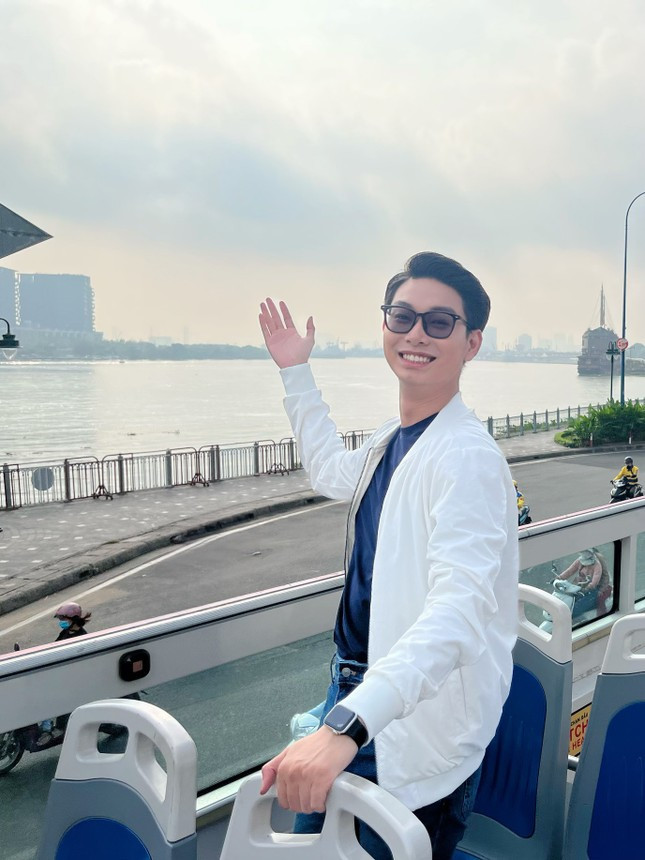 Chang MC dien trai tung bi tu choi show vi qua gay