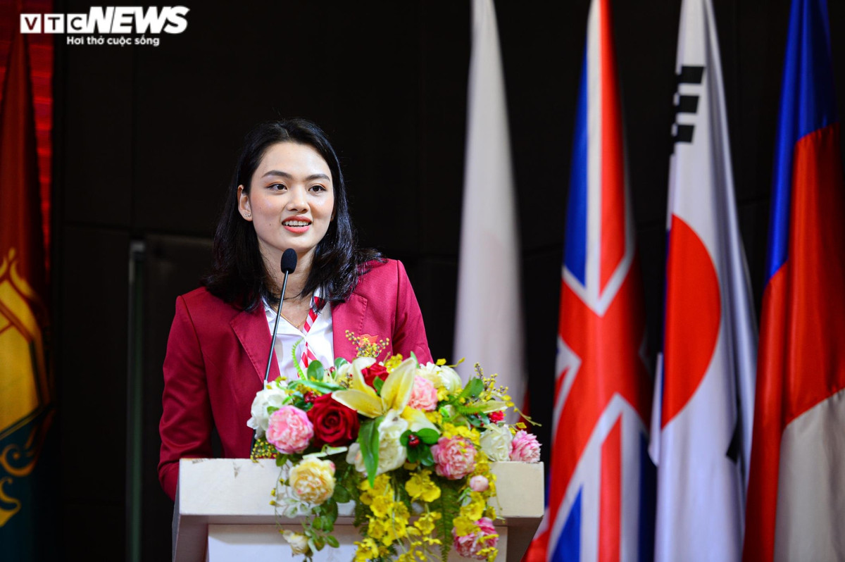 Nổi bật trong số đó có sinh viên, hoa khôi của bóng chuyền nữ Việt Nam - Nguyễn Thu Hoài (24 tuổi), sinh viên Viện Quản trị Kinh doanh, Đại học Kinh tế.