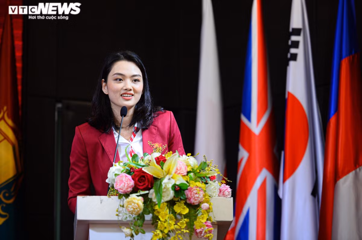 Nổi bật trong số đó có sinh viên, hoa khôi của bóng chuyền nữ Việt Nam - Nguyễn Thu Hoài (24 tuổi), sinh viên Viện Quản trị Kinh doanh, Đại học Kinh tế.