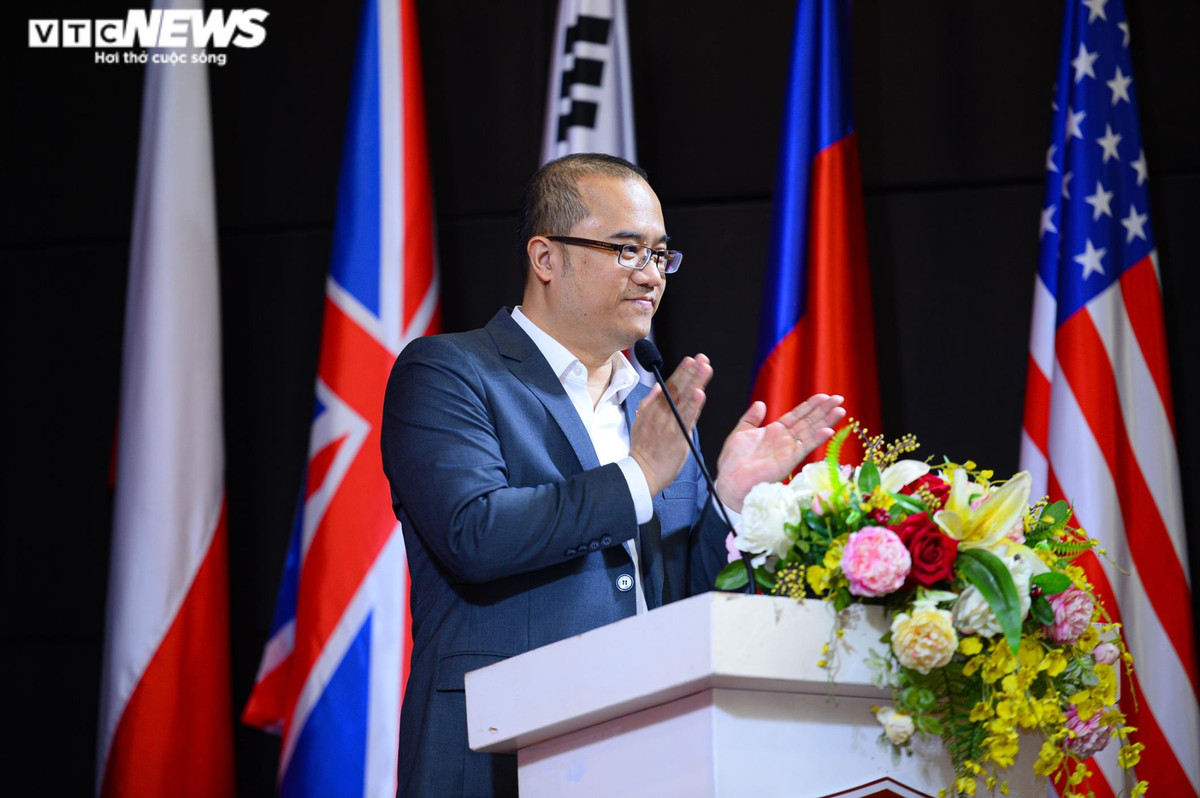 Phát biểu tại lễ tuyên dương, PGS.TS Nguyễn Trúc Lê - Bí thư Đảng ủy, Hiệu trưởng trường Đại học Kinh tế thay mặt Ban Giám hiệu nhà trường chúc mừng các sinh viên thể thao đã nỗ lực tập luyện và thi đấu đạt được thành tích cao, hoàn thành xuất sắc nhiệm vụ, góp phần làm nên thành công tại SEA Games 31. “Sẽ không là quá lời nếu như tôi gọi các em là những người hùng của dân tộc trong lĩnh vực thể thao. Các em đã mang lại niềm hân hoan và hạnh phúc cho toàn thể người dân Việt Nam”, ông nói.