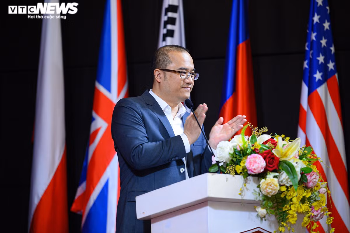 Phát biểu tại lễ tuyên dương, PGS.TS Nguyễn Trúc Lê - Bí thư Đảng ủy, Hiệu trưởng trường Đại học Kinh tế thay mặt Ban Giám hiệu nhà trường chúc mừng các sinh viên thể thao đã nỗ lực tập luyện và thi đấu đạt được thành tích cao, hoàn thành xuất sắc nhiệm vụ, góp phần làm nên thành công tại SEA Games 31. “Sẽ không là quá lời nếu như tôi gọi các em là những người hùng của dân tộc trong lĩnh vực thể thao. Các em đã mang lại niềm hân hoan và hạnh phúc cho toàn thể người dân Việt Nam”, ông nói.