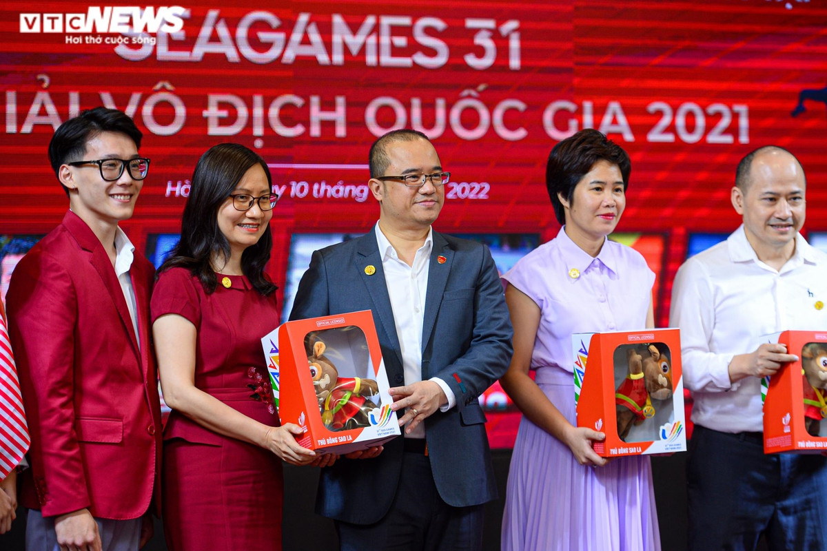 Hiệu trưởng trường Đại học Kinh tế thay mặt Ban Giám hiệu nhà trường nhận quà lưu niệm từ Phó Cục trưởng Cục Tổ chức cán bộ, Tổng cục Thể dục Thể thao.