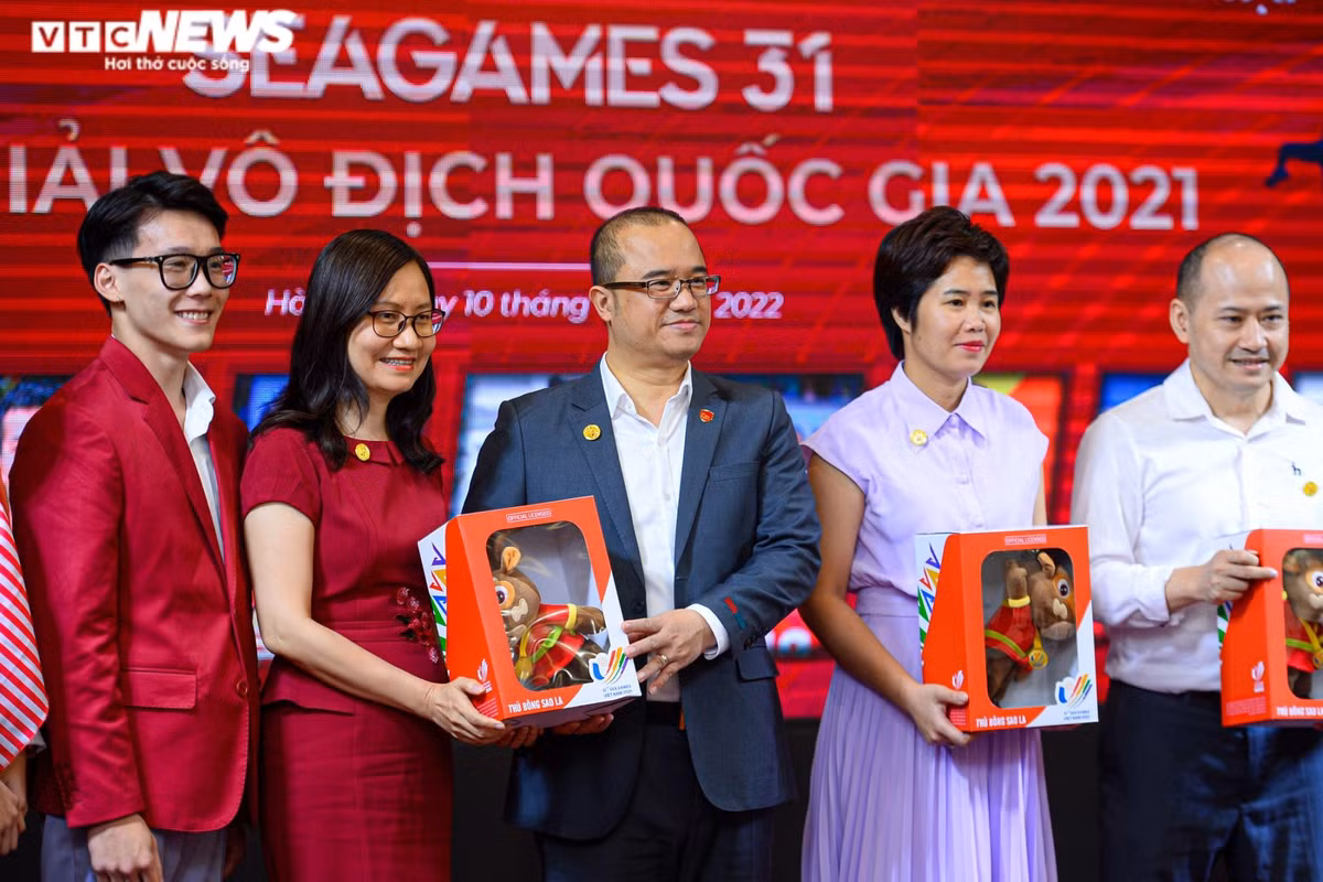 Hiệu trưởng trường Đại học Kinh tế thay mặt Ban Giám hiệu nhà trường nhận quà lưu niệm từ Phó Cục trưởng Cục Tổ chức cán bộ, Tổng cục Thể dục Thể thao.