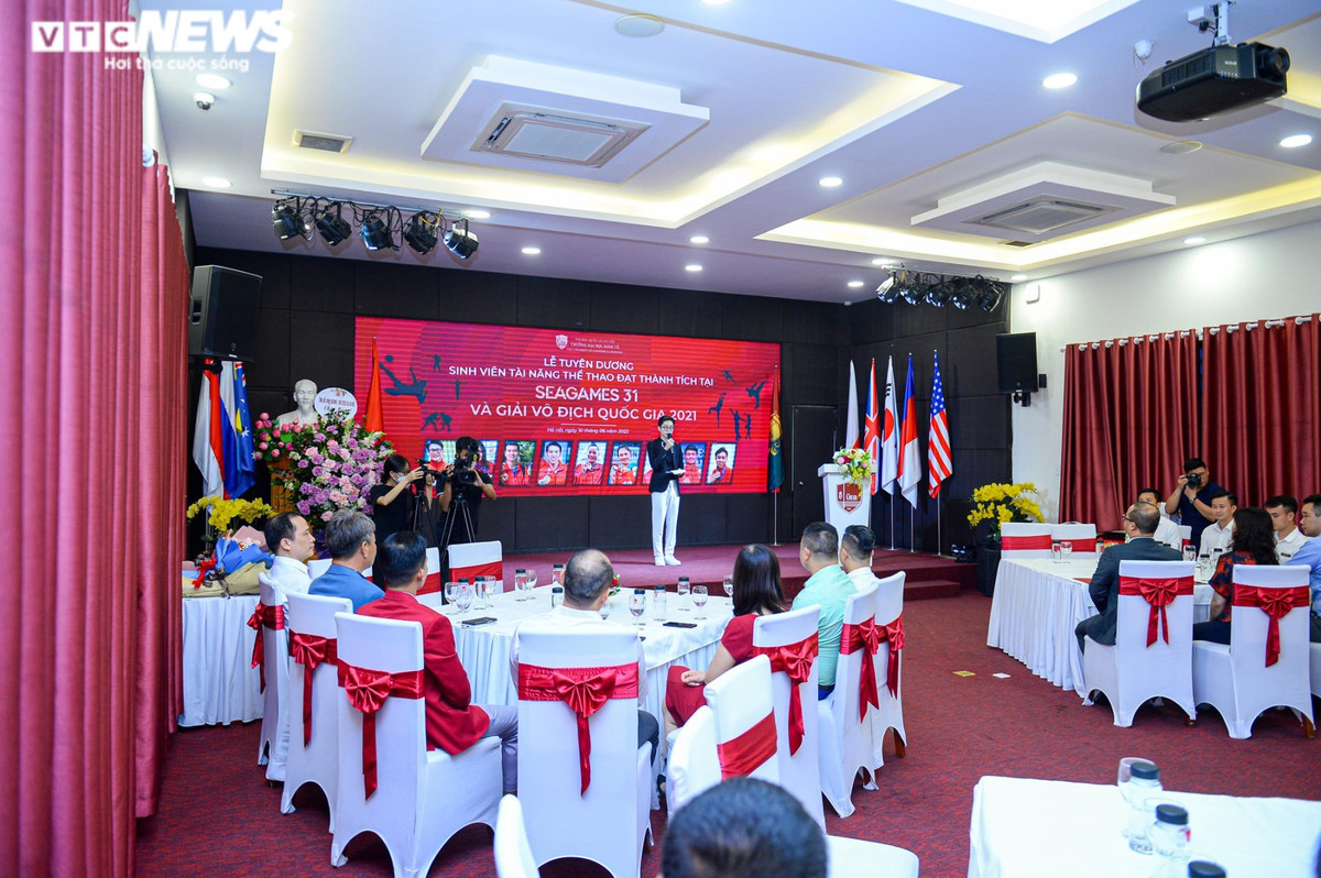 Tối 10/6, trường Đại học Kinh tế (Đại học Quốc gia Hà Nội) tổ chức Lễ tuyên dương sinh viên thể thao đạt thành tích tại Đại hội Thể thao Đông Nam Á lần thứ 31 (SEA Games 31).