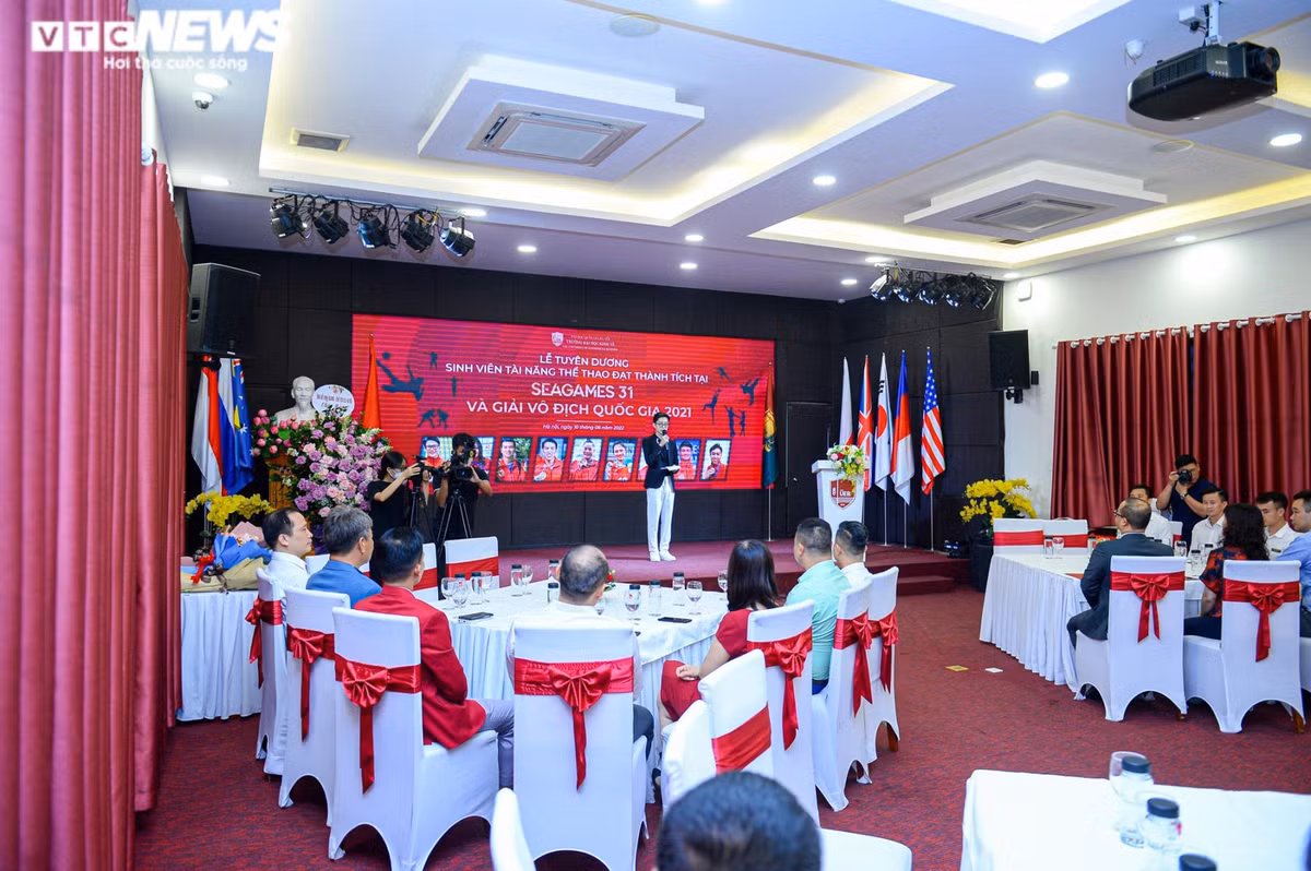 Tối 10/6, trường Đại học Kinh tế (Đại học Quốc gia Hà Nội) tổ chức Lễ tuyên dương sinh viên thể thao đạt thành tích tại Đại hội Thể thao Đông Nam Á lần thứ 31 (SEA Games 31).