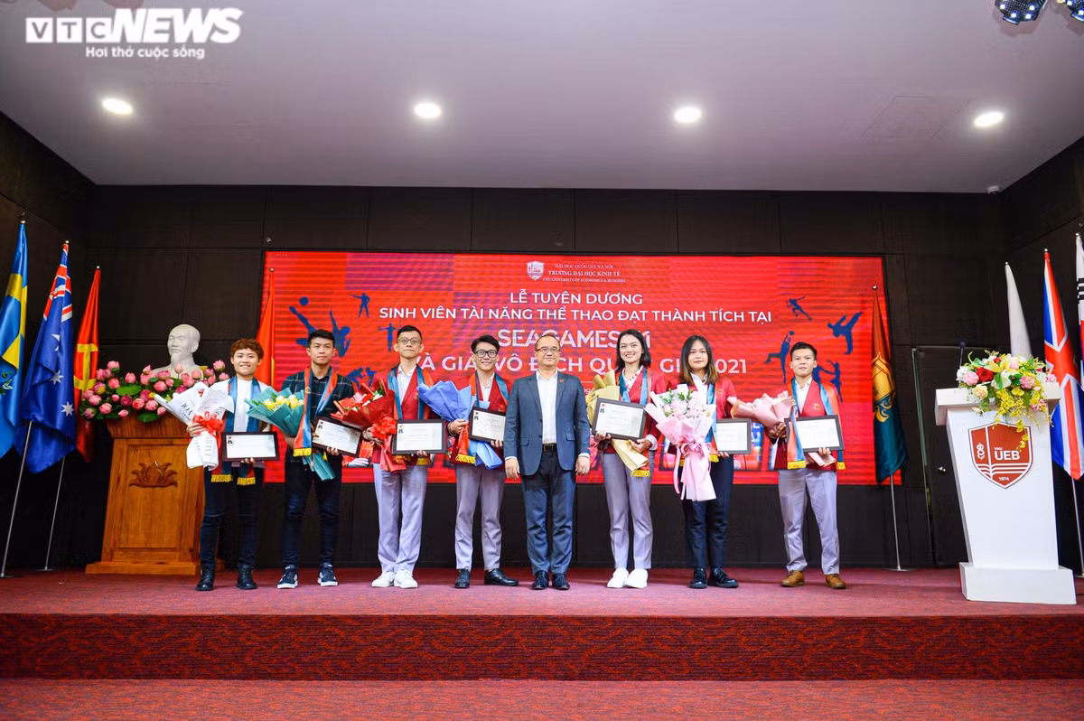 Tại SEA Games 31 và giải Vô địch Quốc gia 2021, trường Đại học Kinh tế có 9 sinh viên thể thao đạt thành tích cao gồm: Đỗ Hùng Dũng - Đội tuyển bóng đá nam Việt Nam; Quách Thị Lan - HCV cá nhân nội dung 400m rào nữ; Phan Công Minh - HCV đồng đội nội dung đồng đội 10m súng ngắn hơi nam; Đặng Thị Linh - HCV nội dung vật tự do nữ hạng cân 76kg; Nguyễn Thu Hoài cùng đồng đội bóng chuyền nữ giành HCB; Văn Vĩ Lương - HCV môn Thể dục dụng cụ; Nguyễn Đức Hòa được 3 HCĐ khiêu vũ thể thao.