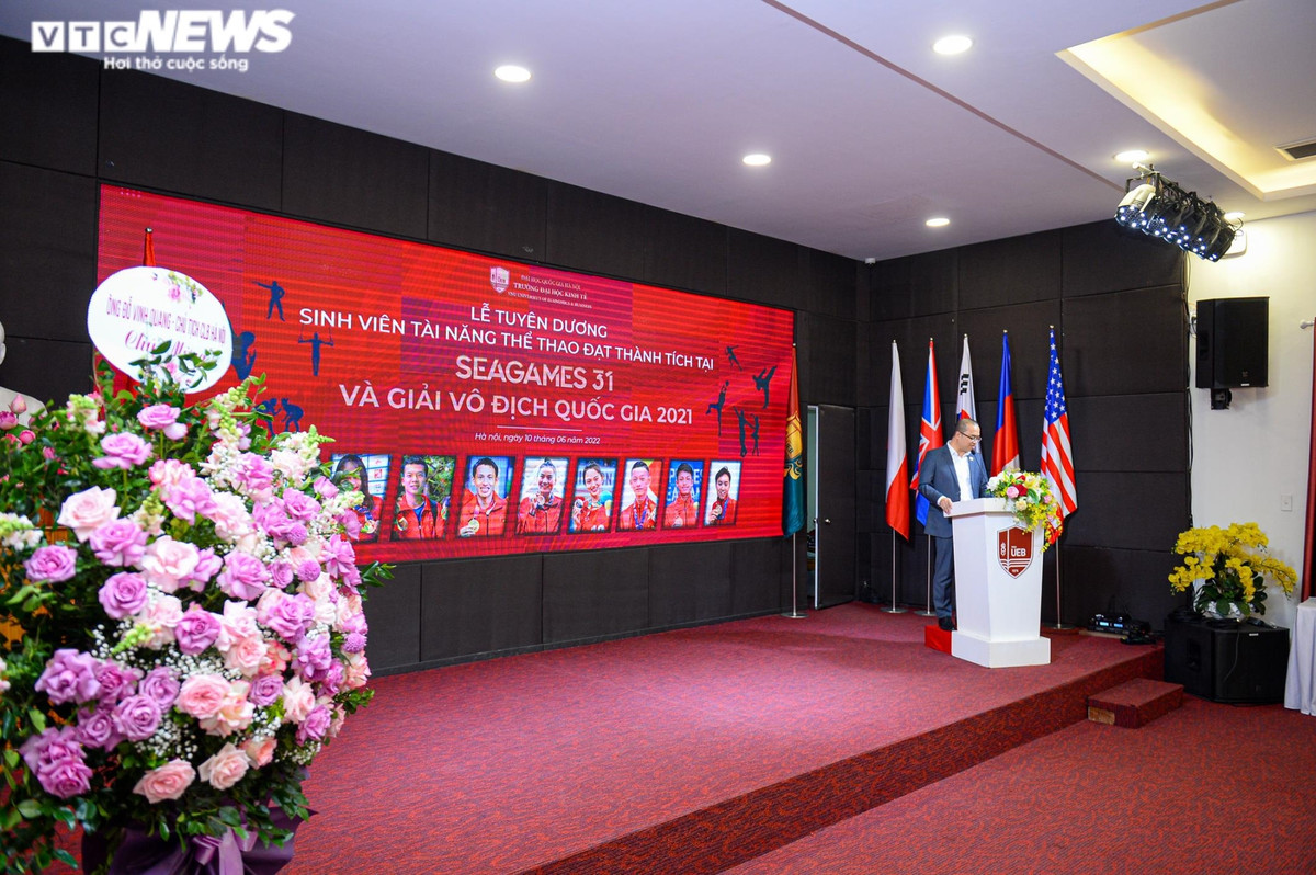 Thông tin về việc đào tạo sinh viên là các vận động viên tại Đại học Kinh tế, ông Trúc Lê cho hay, chương trình cử nhân Quản trị kinh doanh dành cho các tài năng thể thao cung cấp cho xã hội và lĩnh vực thể dục thể thao nguồn nhân lực chất lượng cao, có năng lực chuyên môn trong lĩnh vực quản lý, kinh doanh, tổ chức sự kiện và truyền thông. Do đó, Đại học Quốc gia Hà Nội đã xây dựng đề án đặc biệt với chương trình quản trị kinh doanh dành cho tài năng thể thao.