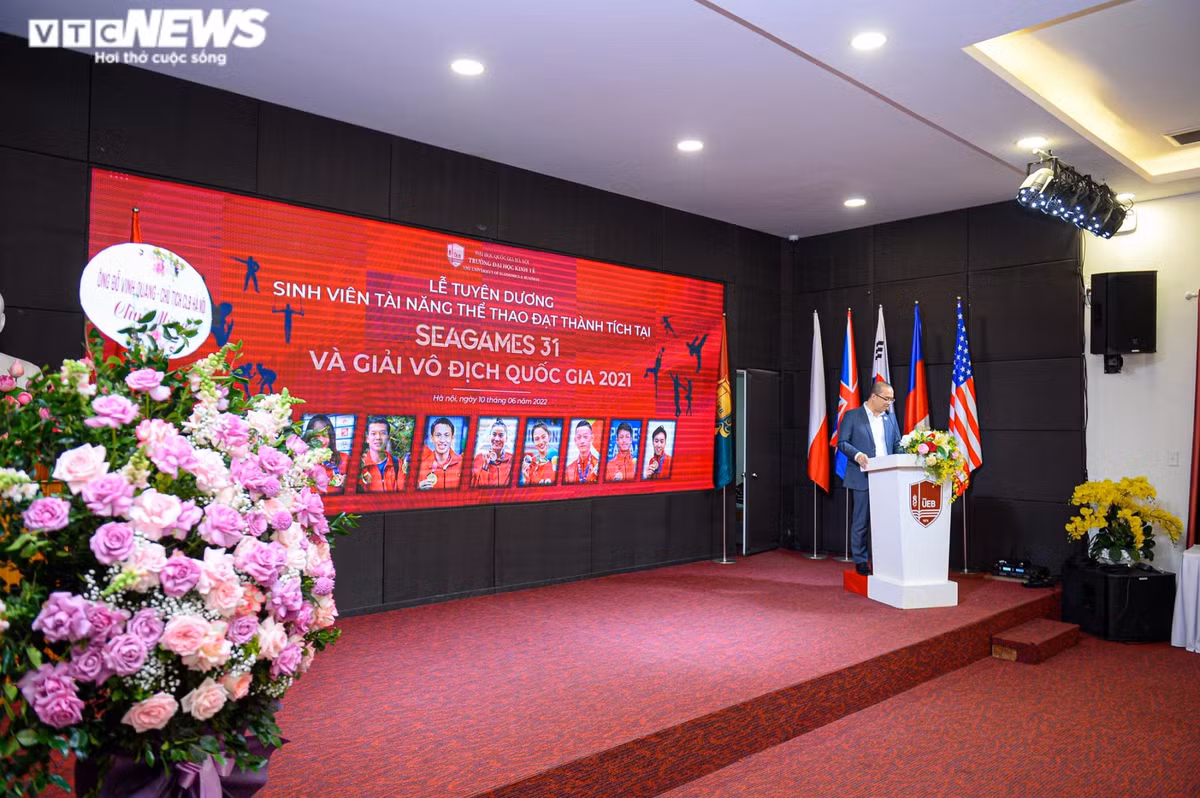 Thông tin về việc đào tạo sinh viên là các vận động viên tại Đại học Kinh tế, ông Trúc Lê cho hay, chương trình cử nhân Quản trị kinh doanh dành cho các tài năng thể thao cung cấp cho xã hội và lĩnh vực thể dục thể thao nguồn nhân lực chất lượng cao, có năng lực chuyên môn trong lĩnh vực quản lý, kinh doanh, tổ chức sự kiện và truyền thông. Do đó, Đại học Quốc gia Hà Nội đã xây dựng đề án đặc biệt với chương trình quản trị kinh doanh dành cho tài năng thể thao.