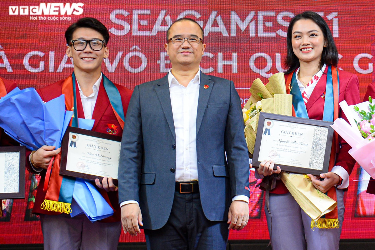 Chia sẻ với PV, chuyền hai xinh đẹp của bóng chuyền nữ Việt Nam cho biết, cô rất vinh dự khi được theo học tại ngôi trường này. Theo hoa khôi của bóng chuyền Việt Nam, chương trình đào tạo Quản trị Kinh doanh dành cho các tài năng thể thao mang tới một hướng đi mới cho các VĐV. Đây là một chương trình đào tạo mang tính đột phá và tiên phong, được xây dựng và phát triển dành riêng cho các VĐV chuyên nghiệp.