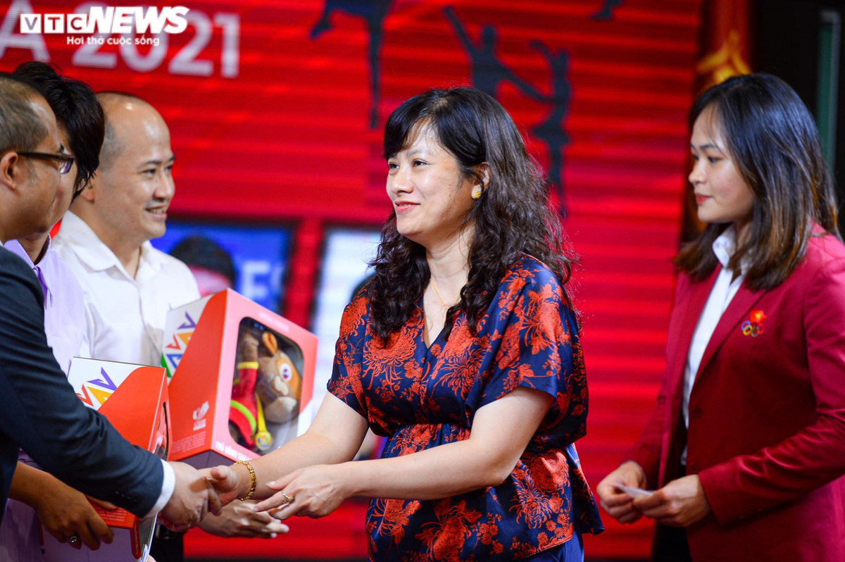 Bà Bùi Việt Hà, Phó Cục trưởng Cục Tổ chức cán bộ, Tổng cục Thể dục Thể thao tới tham dự buổi lễ tuyên dương của Đại học Kinh tế.