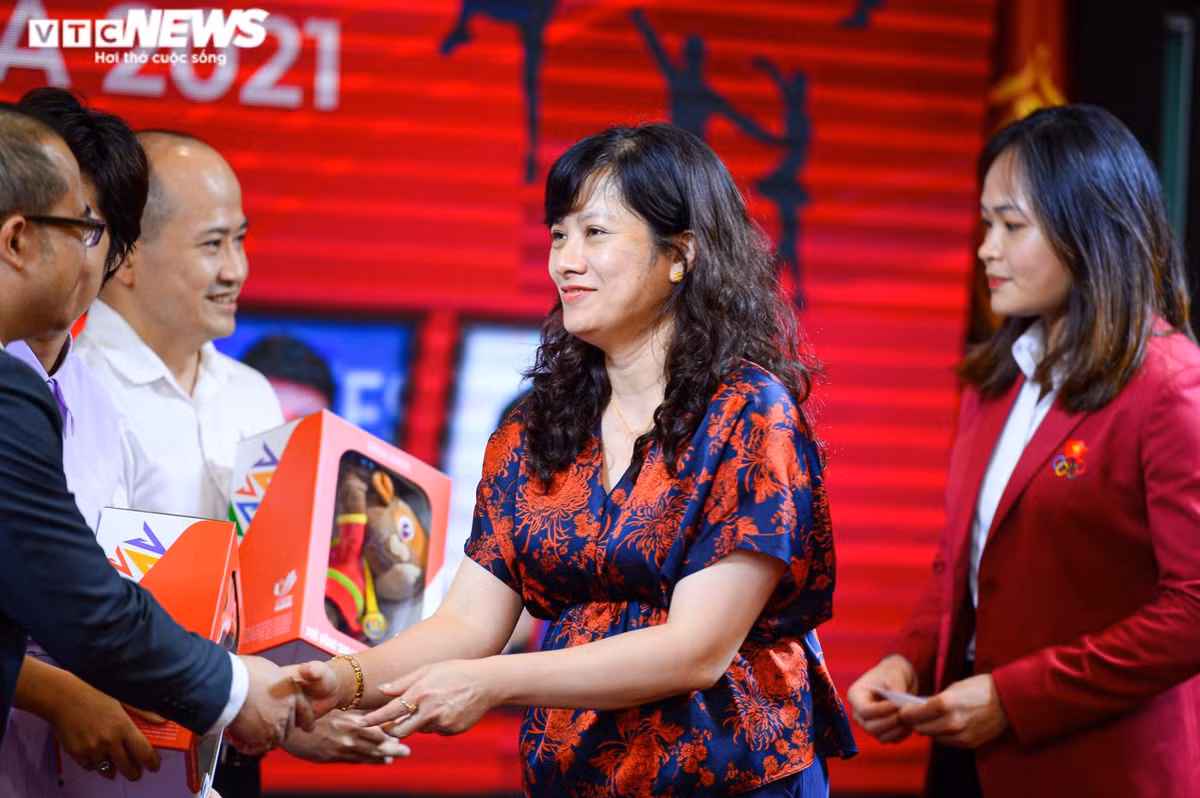 Bà Bùi Việt Hà, Phó Cục trưởng Cục Tổ chức cán bộ, Tổng cục Thể dục Thể thao tới tham dự buổi lễ tuyên dương của Đại học Kinh tế.