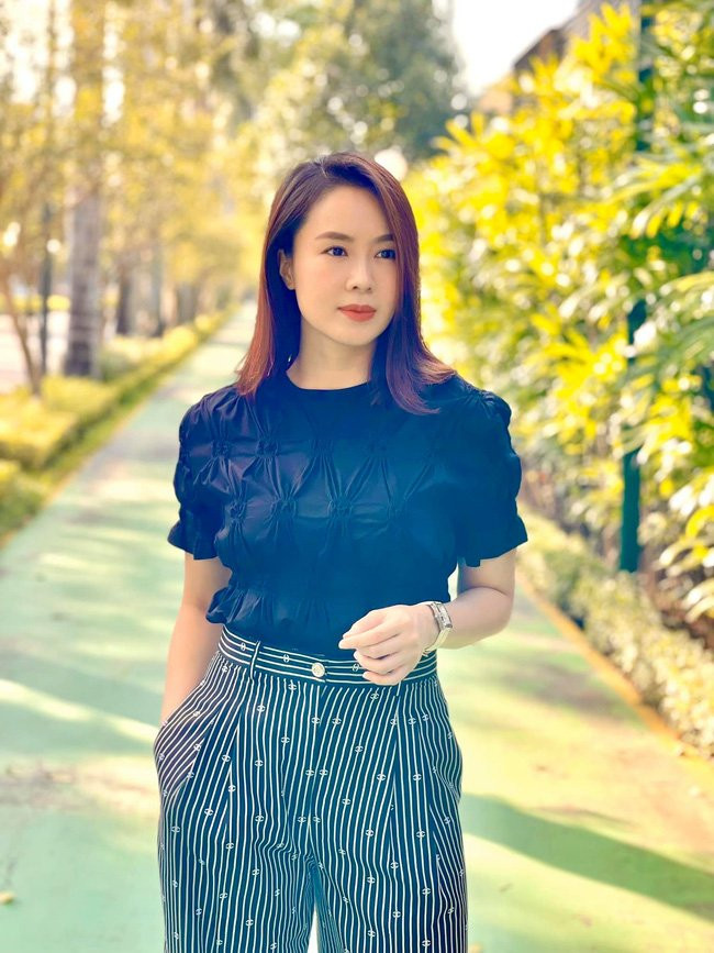 Combo áo blouse đen kết hợp với quần họa tiết mới lạ và đầy cá tính. Set đồ này đem đến cho Hồng Diễm vẻ ngoài trẻ trung, bắt mắt. Sơ vin, tông màu trung tính làm chủ đạo cho nên outfit này còn ăn điểm thanh lịch.