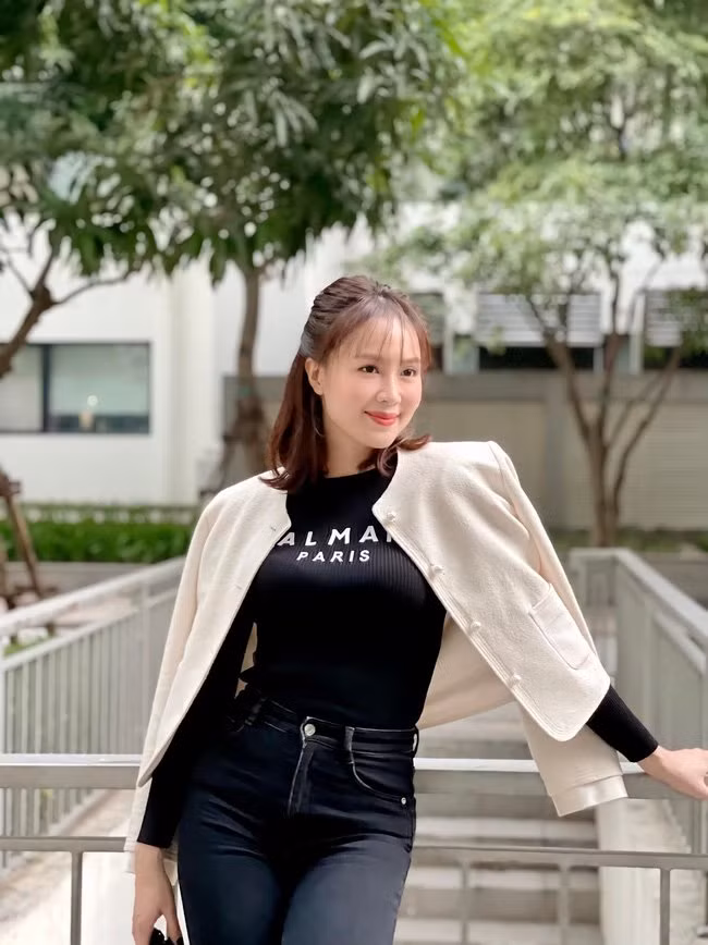 Kết hợp áo len tăm với quần denim, khoác ngoài áo dáng ngắn. Vẻ ngoài của cô càng thêm sành điệu, hack tuổi nhờ kiểu tóc ngắn buộc nửa, mái lưa thưa. Ít ai có thể tin cô đã u40.