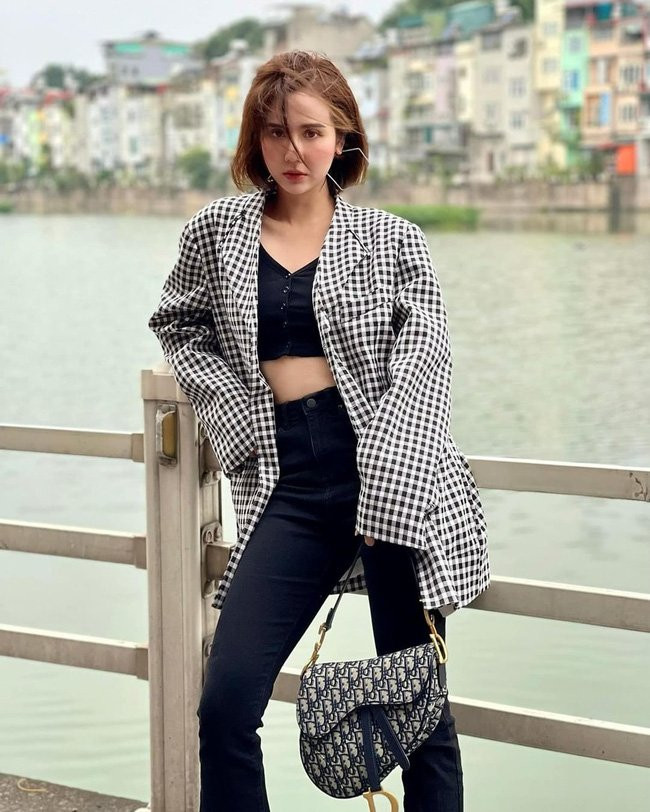 Thay vì kết hợp blazer với sơ mi hay áo thun, Huyền Lizzie diện bên trong áo crop top, vẻ ngoài của cô trông ấn tượng, phá cách hơn, và còn rất gợi cảm.