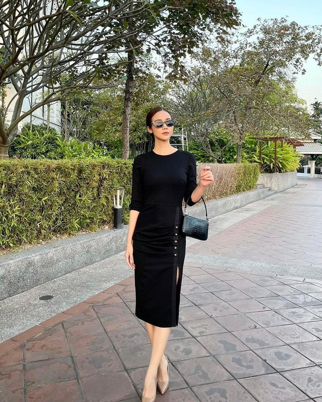  Huyền Lizzie: Huyền Lizzie diện váy đen xẻ tà kết hợp với giày cao gót đơn giản, nhấn nhá túi xách xuyệt tông, cô toát lên vẻ quyến rũ và sang trọng.