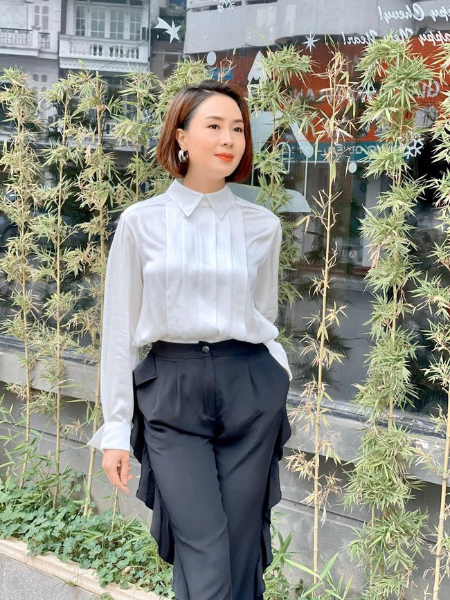 Áo blouse trắng + quần âu đen là sự kết hợp luôn đúng, chẳng cần suy nghĩ nhiều. Hãy học tập Hồng Diễm, nhấn nhá một đôi khuyên tai tròn, vẻ ngoài của chị em sẽ sang chảnh, thu hút hơn.