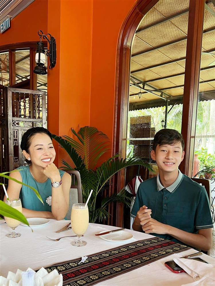 Moi quan he giua chong Jennifer Pham va con rieng hoa hau-Hinh-6