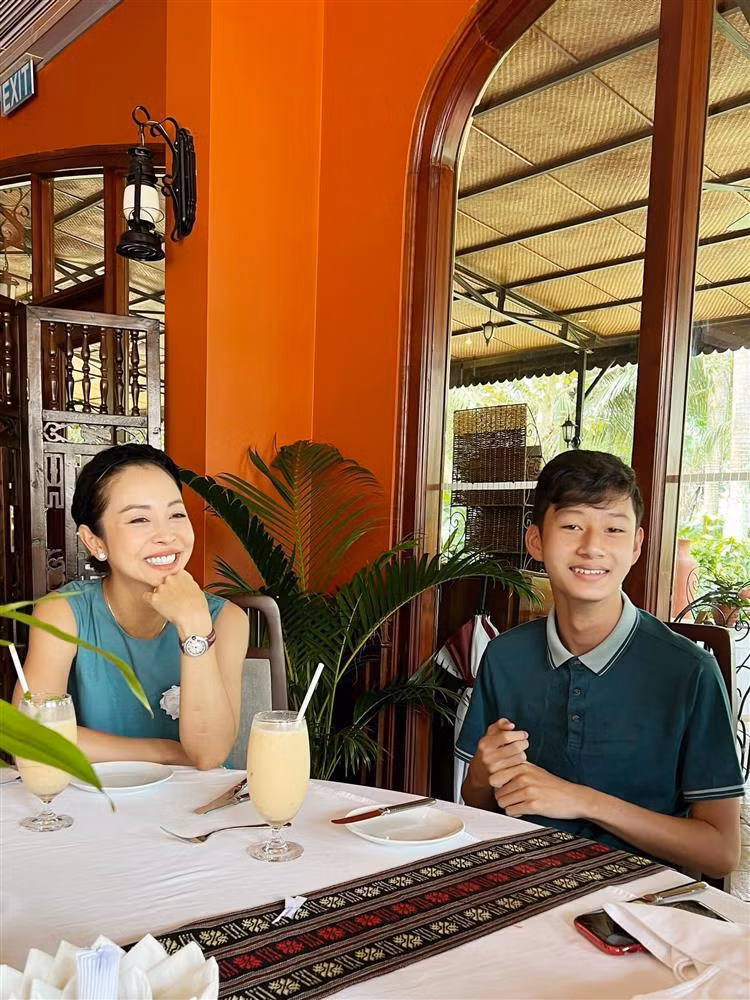 Moi quan he giua chong Jennifer Pham va con rieng hoa hau-Hinh-6