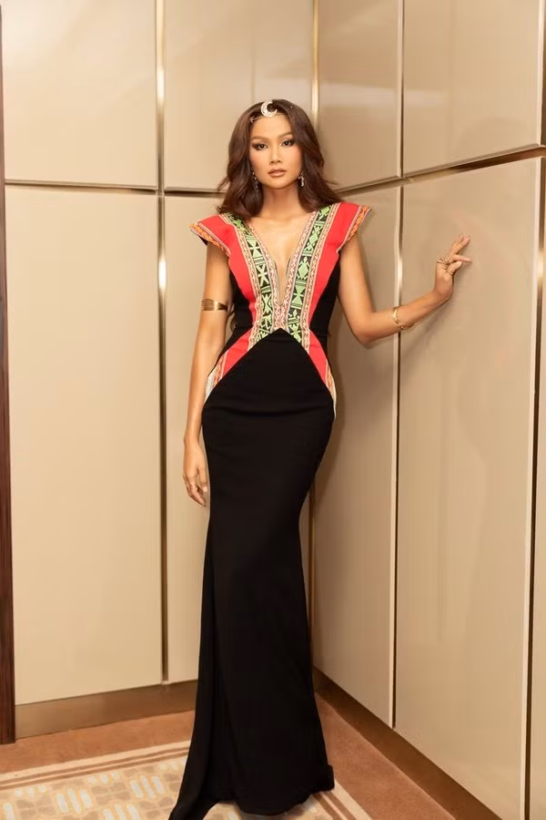 HHen Niê đẹp xuất sắc, Hòa Minzy phối đồ lạ mắt - Hình 2 HHen Nie dep xuat sac, Hoa Minzy phoi do la mat-Hinh-2