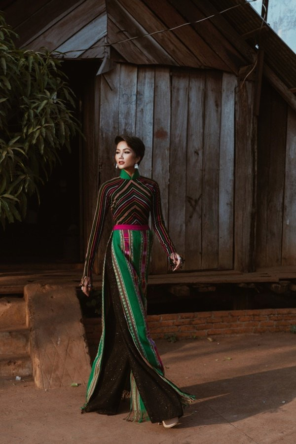 HHen Niê đẹp xuất sắc, Hòa Minzy phối đồ lạ mắt - Hình 5 HHen Nie dep xuat sac, Hoa Minzy phoi do la mat-Hinh-5